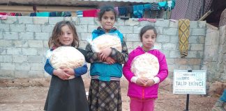 burada bir lokma ekmek onlar icin hayat demek 01
