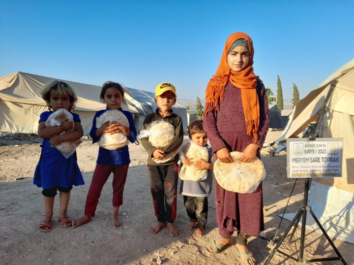 Ekmegini Idlib In Yetimleri Ile Paylasarak Onlara Elini Uzat