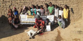 Kurbanini Afrika Nin Yetimleriyle Paylasarak Onlara Ikramda Bulun