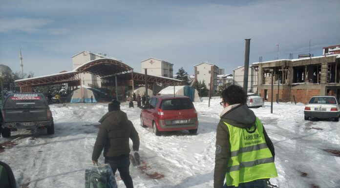 BÖLGEDE DEPREM MAĞDURLARINA BATTANİYE YARDIMI Bolgede Deprem Magdurlarina Battaniye Yardimi
