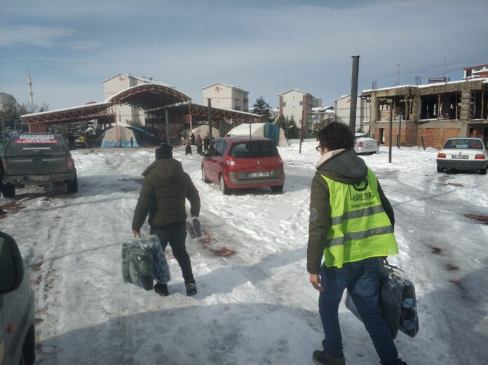 Bolgede Deprem Magdurlarina Battaniye Yardimi