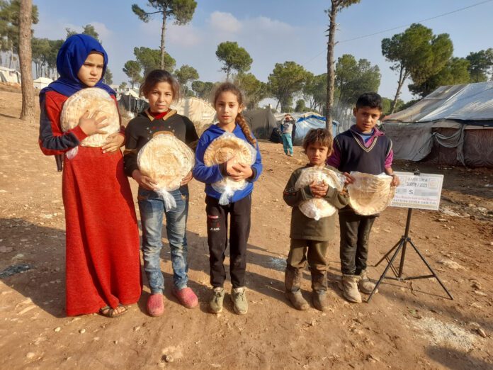 Idlib In Yetimlerine Ekmek Dagitimi