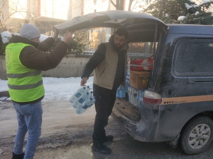 Ihtiyac Sahibi Depremzedelere Su Dagitimi