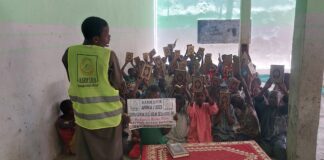 Afrika Daki Yetimlerimizi Kur An I Kerim Hediyeleriniz Ile Mutlu Ediyoruz