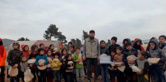 Cadir Kentlerde Yasam Mucadelesi Veren Yetimlerimize Ekmek Dagitimi