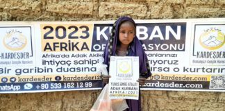 Kara Kitanin Cocuklariyla Kurbanini Paylas