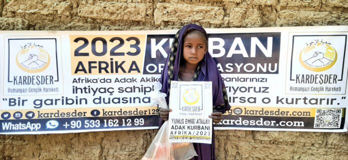 Kara Kitanin Cocuklariyla Kurbanini Paylas