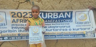 Kurban Etlerini Paylasarak Afrika Ile Yakinlas