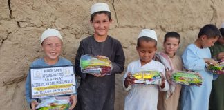 Mutluluk Paketi Ikramlarinizla Afganistan Daki Yetimlerimizin Yuzleri Guluyor