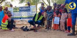 Kurban Afrika Nin Yetimleri Ile Kucaklasmaktir