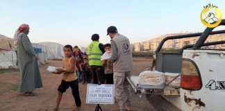 Cadirlarda Kalan Mazlum Kardeslerimize Ekmek Dagitimi