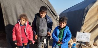 Bu Sogukta Onlara Kiyafet Alacak Kimseleri Yok