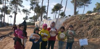 Cadirlarda Kalan Yetimler Ekmek Ile Seviniyor