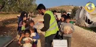Idlib Te Ihtiyac Sahibi Yetimlere Ekmek Dagitimi