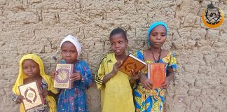 Afrika Daki Talebelerimize Kur An I Kerim Dagitiyoruz