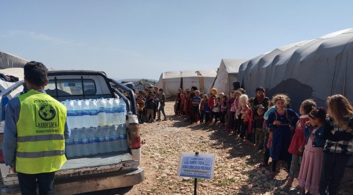 Çadır Kentlerde İyilik Dolu Koli Su Bağışlarınız Çadır Kentlerde İyilik Dolu Koli Su Bağışlarınız — 1