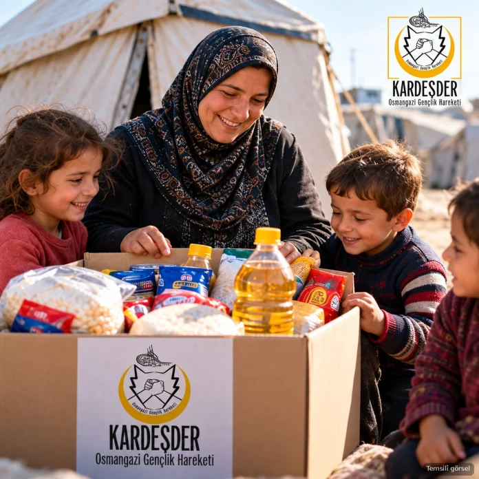 Çadır kampında erzak kolisinin başında çocuklarıyla gülümseyen anne (temsilî görsel)