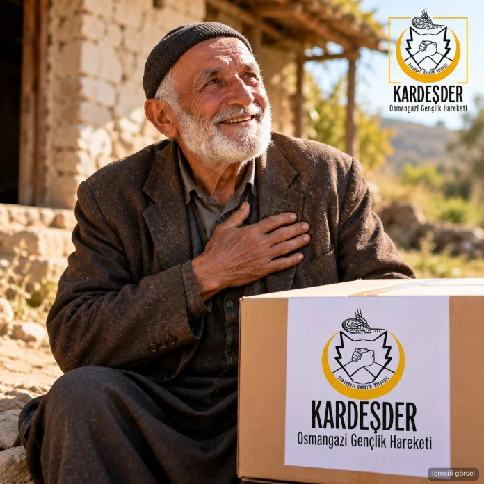 Köyde koli yanında elini göğsüne koymuş yaşlı adam (temsilî görsel)
